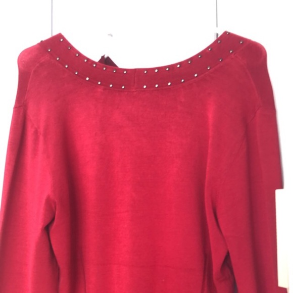 Red top with open V-neck collar - Picture 3 of 4